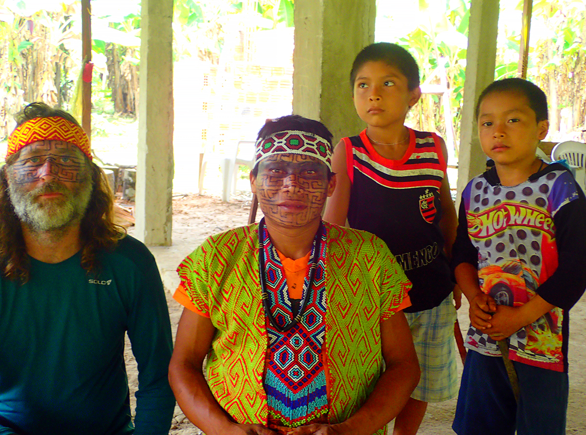 Lore Solaris with Txana Kixtin and Huni Kuin children